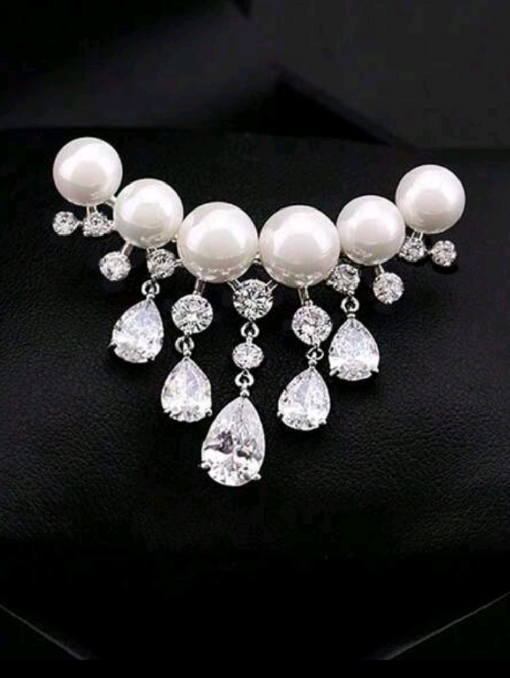 🆕️✨️ PEARL & RHINESTONE CASCADING BROOCH PIN - SILVERTONE ✨️